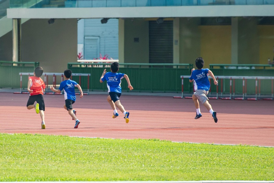 kids running a race